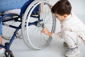 enfant aide sa mère