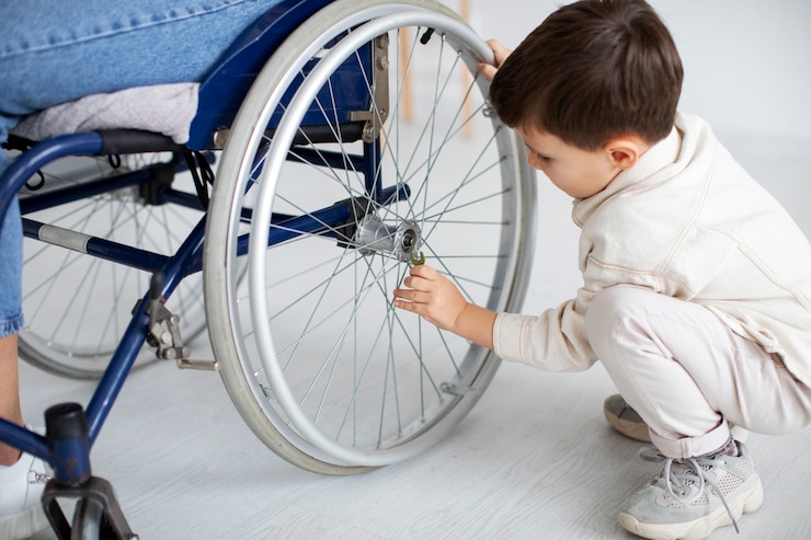 enfant aide sa mère